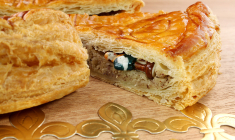 (Crédits photo : Adobe Stock - Galette des rois, fève et couronne)