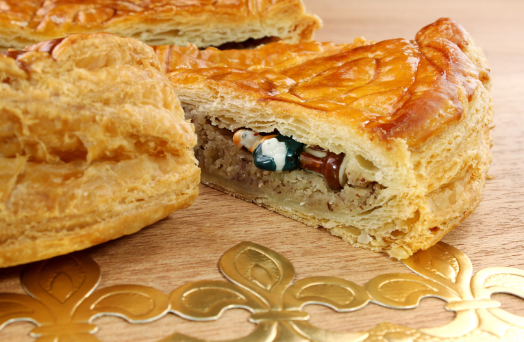 (Crédits photo : Adobe Stock - Galette des rois, fève et couronne)