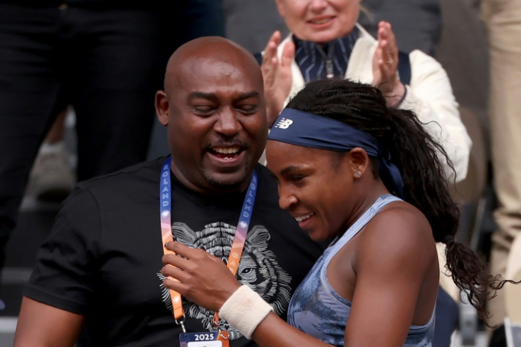 Coco Gauff célèbre son titre de Roland Garros avec son père Corey Gauf dans les tribunes de Roland Garros samedi. ( AFP / ALAIN JOCARD )