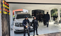 Des policiers montent la garde le 2 novembre 2025 devant le bâtiment abritant le corps du maire Carlos Manzo de Uruapan, dans l'État de Michoacán, tué la veille ( AFP / Marcos MORALES )