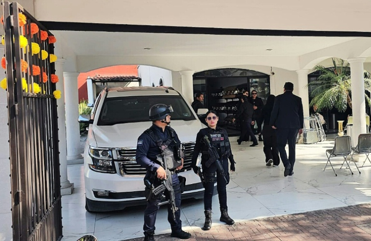 Des policiers montent la garde le 2 novembre 2025 devant le bâtiment abritant le corps du maire Carlos Manzo de Uruapan, dans l'État de Michoacán, tué la veille ( AFP / Marcos MORALES )