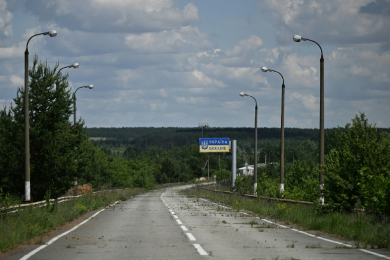 Le panneau "Ukraine" à la frontière avec le Bélarus, dans la région de Chernigiv, Ukraine, le 1er juin 2026 ( AFP / Genya SAVILOV )