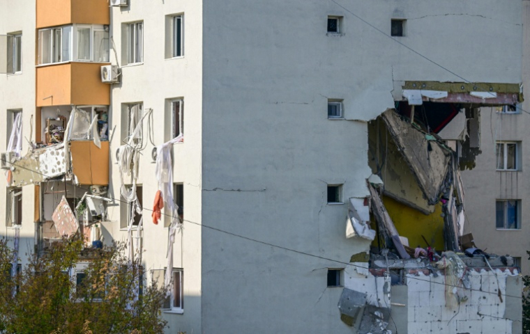 Un immeuble en partie effondré après une explosion qui a fait plusieurs morts à Bucarest, en Roumanie, le 17 octobre 2025 ( AFP / Daniel MIHAILESCU )
