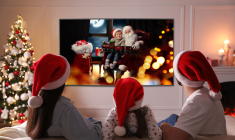 Si les films de Noël existent toujours, ces dernières décennies ont vu le succès d'un autre format: les téléfilms de Noël. (crédit: Adobe Stock)