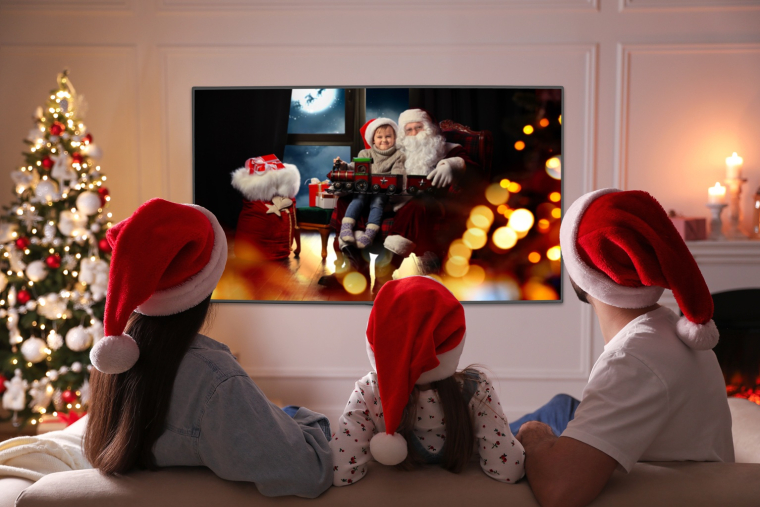 Si les films de Noël existent toujours, ces dernières décennies ont vu le succès d'un autre format: les téléfilms de Noël. (crédit: Adobe Stock)