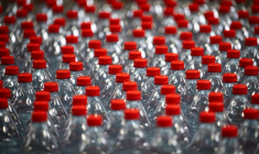 Des associations d'élus et ONG environnementales font contre le projet de consigne du gouvernement sur les bouteilles en plastique, dénonçant le "greenwashing" que constituerait selon elles cette "fausse consigne", en ne réduisant pas les 15 milliards de bouteilles mises en circulation chaque année ( AFP / SEBASTIEN BOZON )