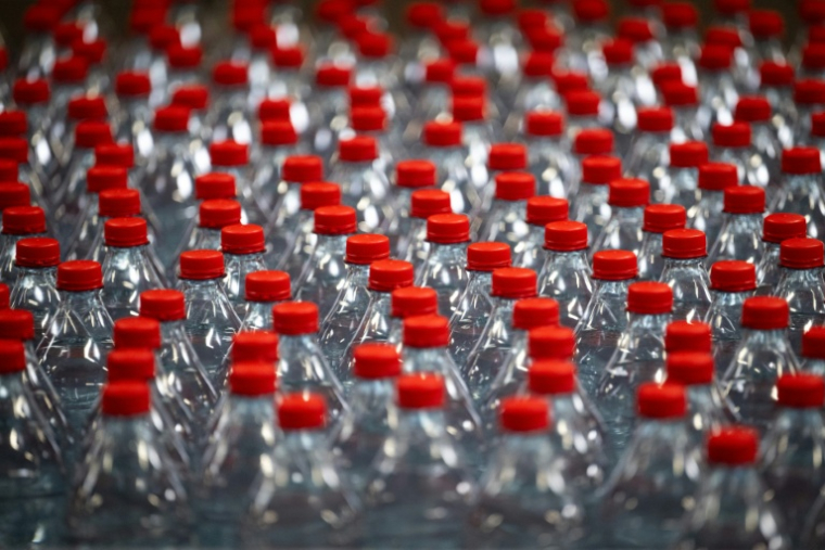 Des associations d'élus et ONG environnementales font contre le projet de consigne du gouvernement sur les bouteilles en plastique, dénonçant le "greenwashing" que constituerait selon elles cette "fausse consigne", en ne réduisant pas les 15 milliards de bouteilles mises en circulation chaque année ( AFP / SEBASTIEN BOZON )