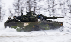 Les blindés CV90 sont fabriqués par le groupe de défense BAE Systems Hägglunds (illustration) ( AFP / JONATHAN NACKSTRAND )