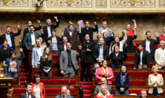 Des députés de gauche chantent la Marseillaise le 10 avril 2026 à l'Assemblée nationale à Paris ( AFP / Ludovic MARIN )