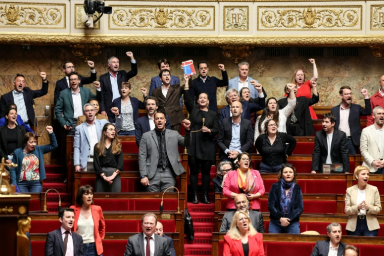 Des députés de gauche chantent la Marseillaise le 10 avril 2026 à l'Assemblée nationale à Paris ( AFP / Ludovic MARIN )