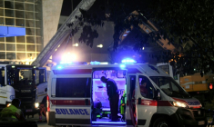 Des équipes d'urgence et de secours sur le site où s'est effondré le toit extérieur en béton d'une gare à Novi Sad, dans le nord de la Serbie, le 1er novembre 2024 ( AFP / NENAD MIHAJLOVIC )