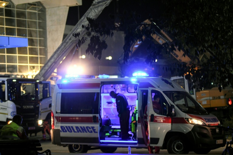 Des équipes d'urgence et de secours sur le site où s'est effondré le toit extérieur en béton d'une gare à Novi Sad, dans le nord de la Serbie, le 1er novembre 2024 ( AFP / NENAD MIHAJLOVIC )
