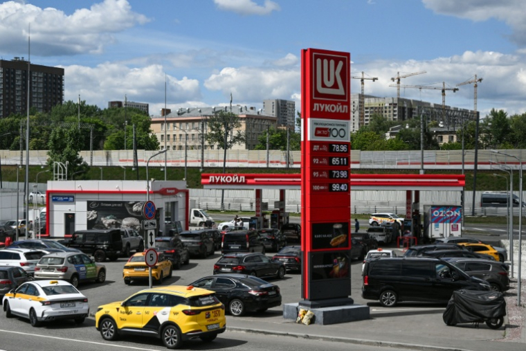 Des automobilistes font la queue à une station essence de Lukoil, à Moscou, le 24 juin 2026 ( AFP / Igor IVANKO )