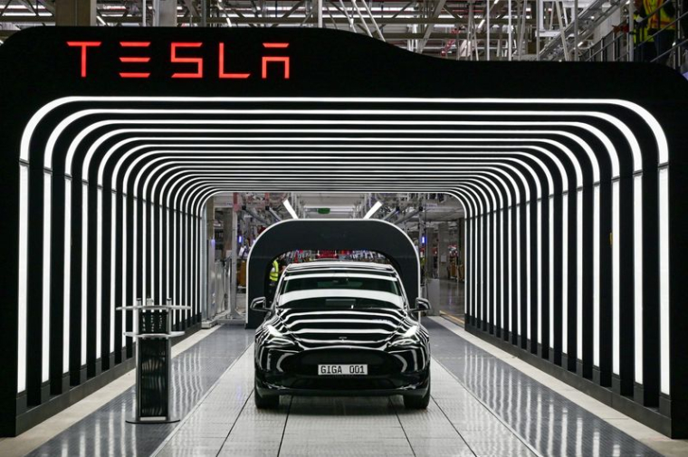 Tesla remet les premières voitures produites dans son usine de Gruenheide