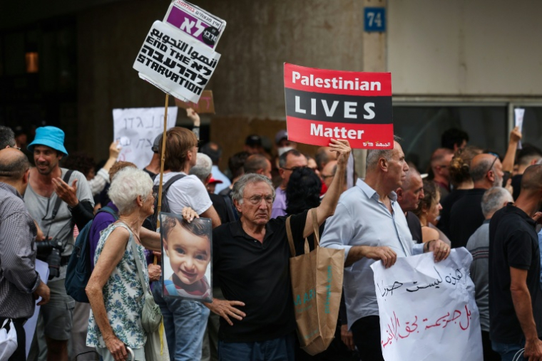 Manifestants opposés à la guerre à Gaza, devant le consulat américain à Tel-Aviv le 29 juillet 2025 ( AFP / Ahmad GHARABLI )