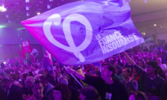 Un drapeau La France insoumise (LFI) agité durant la campagne des élections municipales à Strasbourg, le 19 mars 2026 ( AFP / ROMEO BOETZLE )