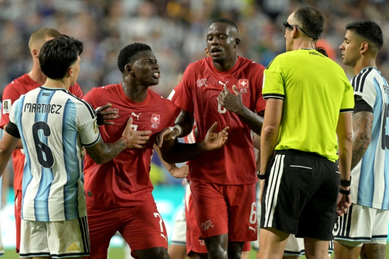 Le Suisse Breel Embolo (N.7) conteste son exclusion lors du quart de finale du Mondial face à l'Argentine, le 11 juillet 2026 à Kansas City ( AFP / JUAN MABROMATA )