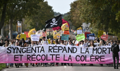 Manifestation près d'une usine du fabricant de pesticides et semencier Syngenta, à Saint-Pierre-la-Garenne, le 3 octobre 2026 ( AFP / Guillaume Saligot )