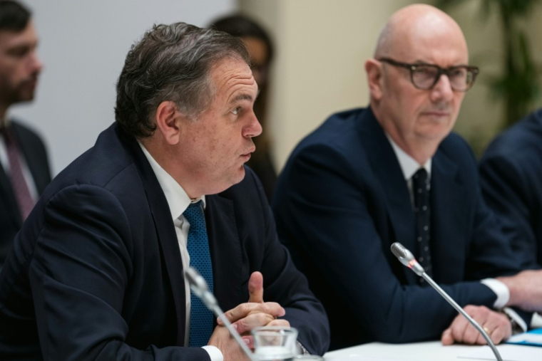 Le ministre des Transports, Philippe Tabarot (g), et le ministre de l'Économie, lors d'une réunion avec des représentants de l'industrie aéronautique au ministère des Transports à Paris, le 6 mai 2026 ( AFP / Dimitar DILKOFF )