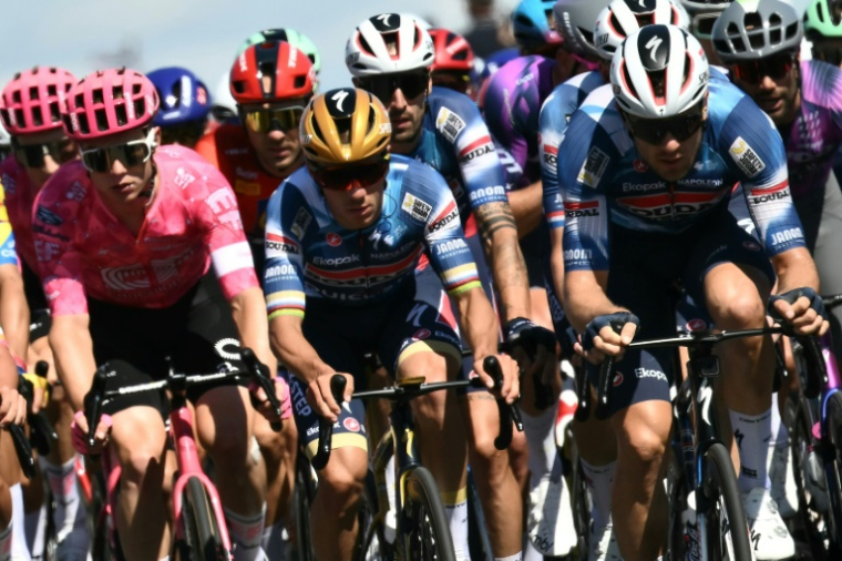 Le coureur belge Remco Evenepoel, au centre, lors de la 4e étape du Tour de France entre Amiens et Rouen, le 8 juillet 2025 ( AFP / Marco BERTORELLO )