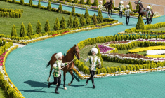 Des dresseurs présentent des étalons Akhal-Teke lors d'un concours à Achgabat, le 25 avril 2026 au Turkménistan ( AFP / STRINGER )