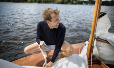 Entre les frais d’entretien, d’assurance et d’amarrage, posséder un bateau peut vite peser sur le budget. Heureusement, la location de bateau entre particuliers permet d’amortir ces coûts tout en gardant votre embarcation active et entretenue. ( crédit photo : Getty Images )