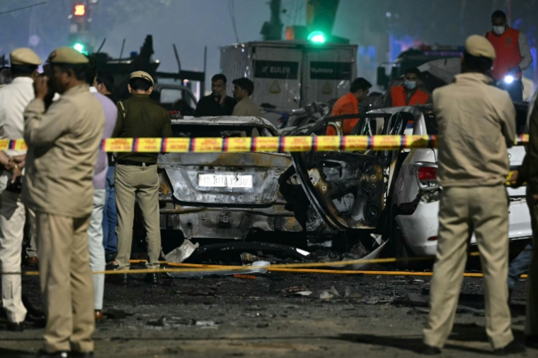 Des véhicules détruits par l'explosion à Delhi le 10 novembre 2025 ( AFP / Sajjad HUSSAIN )