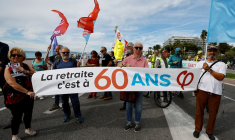 Des manifestants à Nice protestent contre le relèvement de l'âge de la retraite