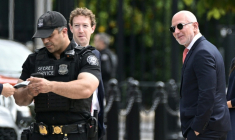 Le patron de Meta Mark Zuckerberg et le fondateur d'Amazon Jeff Bezos arrivent à la Maison Blanche pour un déjeuner autour du président Donald Trump consacré à la sécurité de l'intelligence artificielle, le 29 septembre 2026 ( AFP / Oliver Contreras )