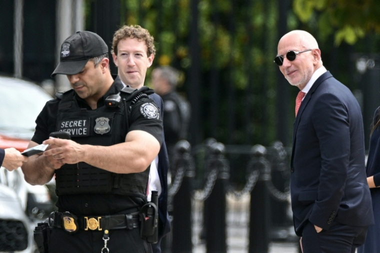 Le patron de Meta Mark Zuckerberg et le fondateur d'Amazon Jeff Bezos arrivent à la Maison Blanche pour rencontrer le président américain Donald Trump sur le thème de la sécurité de l'intelligence artificielle, le 29 septembre 2026 à Washington ( AFP / Oliver Contreras )