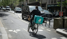 Un livreur à vélo pour Deliveroo dans une rue à Paris, le 20 avril 2022 ( AFP / - )