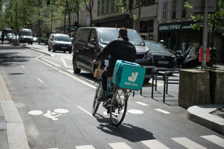 Un livreur à vélo pour Deliveroo dans une rue à Paris, le 20 avril 2022 ( AFP / - )