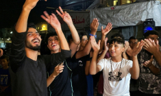 Des Palestiniens célèbrent l'annonce d'un cessez-le-feu entre le Hamas et Israël le 9 octobre 2025 à Khan Younès, dans la bande de Gaza.  ( AFP / - )