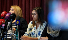 Saâda Arbane (d) pendant une conférence de presse aux côtés de son avocate algérienne, le 21 novembre 2024 à Alger  ( AFP / - )