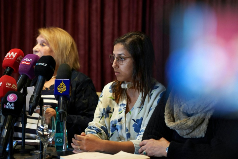 Saâda Arbane (d) pendant une conférence de presse aux côtés de son avocate algérienne, le 21 novembre 2024 à Alger ( AFP / - )