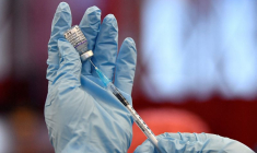 Une infirmière prépare une dose d'un vaccin contre le  COVID-19 dans une clinique de Belfast, en Irlande du Nord