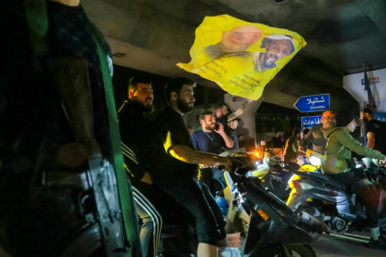 Des partisans du Hezbollah célèbrent l'entrée en vigueur du cessez-le-feu, le 17 avril 2026 dans la banlieue sud de Beyrouth ( AFP / ibrahim AMRO )