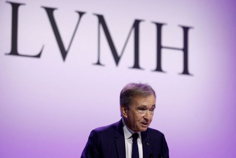 Bernard Arnault, président-directeur général de LVMH, s'exprime lors de la présentation des résultats annuels 2024 à Paris