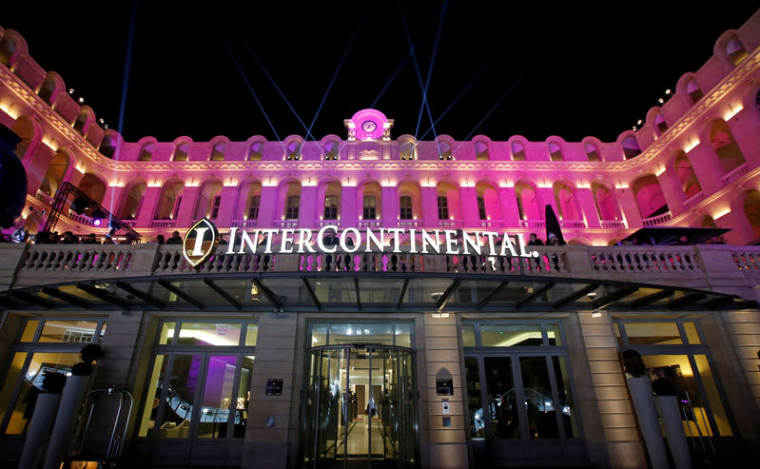 IHG RACHÈTE POUR 500 MILLIONS DE DOLLARS D'ACTIONS, L'ACTIVITÉ EN HAUSSE AU 3E TRIMESTRE