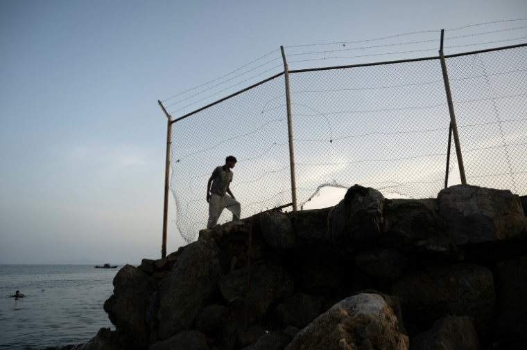 Des migrants arrivent sur le rivage après avoir nagé jusqu’à l’enclave espagnole de Ceuta, en Afrique du Nord, le 31 juillet 2026 ( AFP / JORGE GUERRERO )