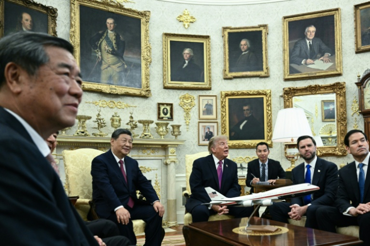 Le président américain Donald Trump et le président chinois Xi Jinping dans le Bureau ovale de la Maison Blanche, à Washington, le 24 septembre 2026 ( AFP / Brendan SMIALOWSKI )