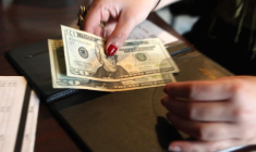 Un client payant son repas dans un café à Boston