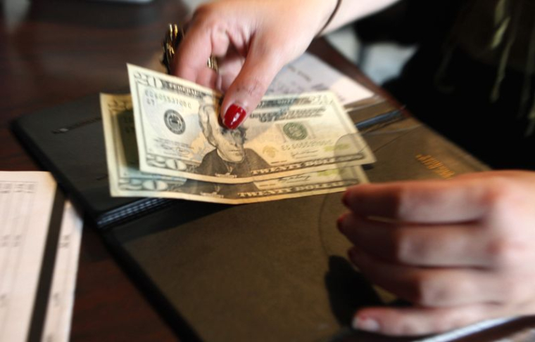 Un client payant son repas dans un café à Boston