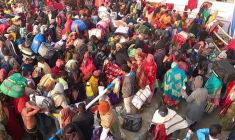 Des fidèles hindous se rassemblent pour le bain sacré du festival Gangasagar