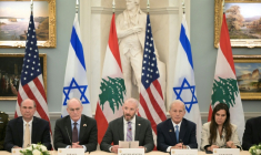 Les délégations israélienne et libanaise au département d'Etat, à Washington, le 3 juin 2026 ( AFP / Oliver Contreras )