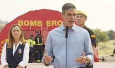 Capture d’écran d’une vidéo publiée le 25 juillet 2026 sur le compte X du Premier ministre espagnol Pedro Sanchez le montrant s’exprimer depuis le poste de commandement avancé de Cenicientos, à 80 km à l’ouest de Madrid où des incendies font rage ( Pedro Sanchez X account / Handout )