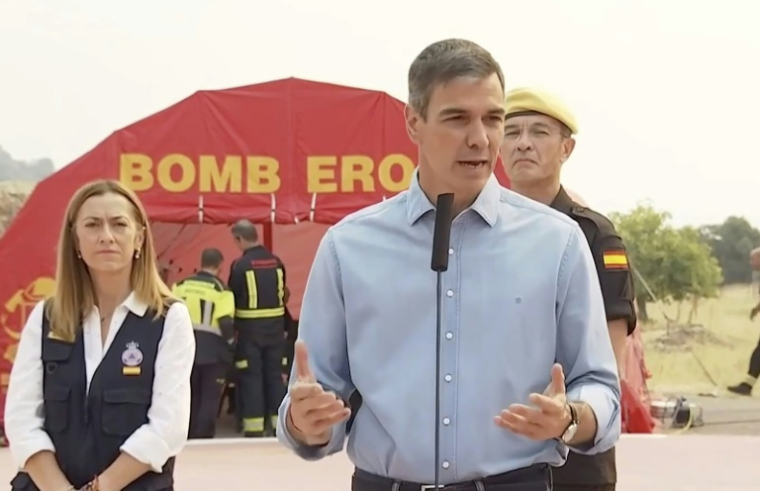 Capture d’écran d’une vidéo publiée le 25 juillet 2026 sur le compte X du Premier ministre espagnol Pedro Sanchez le montrant s’exprimer depuis le poste de commandement avancé de Cenicientos, à 80 km à l’ouest de Madrid où des incendies font rage ( Pedro Sanchez X account / Handout )