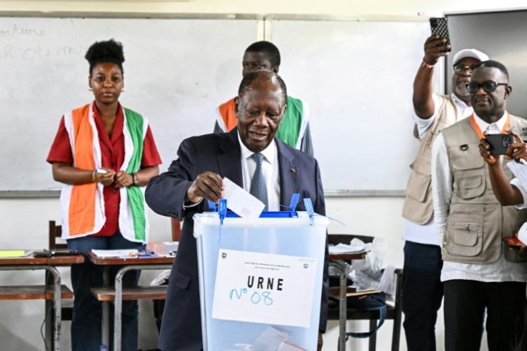 Le président sortant et candidat à la présidentielle ivoirienne Alassane Ouattara vote à Abidjan le 25 octobre 2025 ( AFP / SIA KAMBOU )