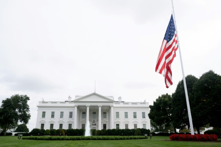 Drapeau de la Maison Blanche mis en berne en hommage à l'influenceur américain décédé Charlie Kirk, à Washington, aux Etats-Unis, le 10 septembre 2025 ( AFP / SAUL LOEB )