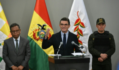 Le président bolivien Rodrigo Paz (C) donne une conférence de presse à La Paz, aux côtés du commandant général de la police bolivienne, Mirco Sokol (D), et du ministre de l'Intérieur, Marco Antonio Oviedo, après l'arrestation du trafiquant de drogue uruguayen Sebastian Marset, le 13 mars 2026 ( AFP / AIZAR RALDES )